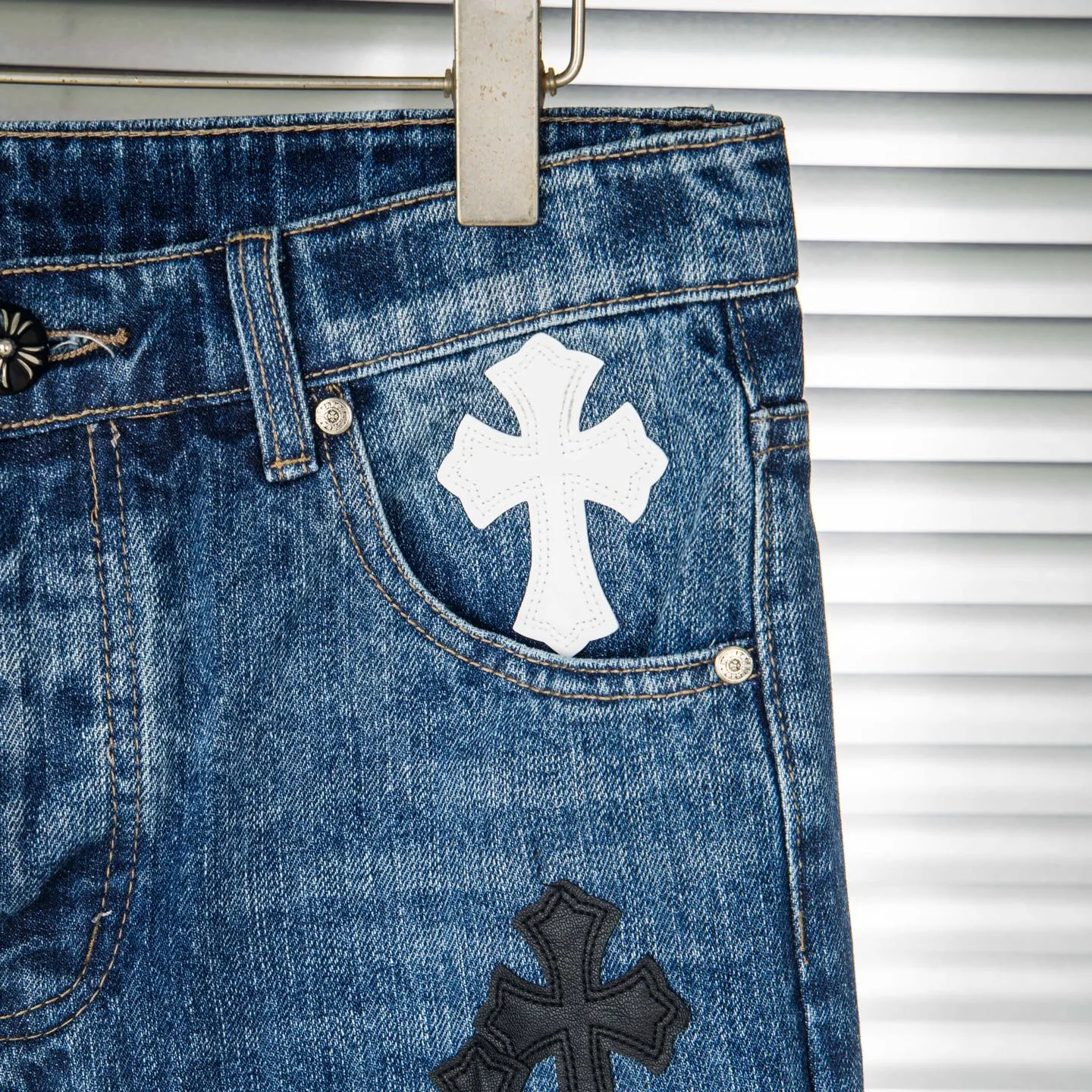 P240 Chrome Hearts Chrome Hearts blue pants, black and white multi-leather jeans, multi-leather label work jeans, ch jeans, all need to be washed and then disassembled and hand-stitched with sheepskin cross leather and then spliced to complete. The whole process is too complicated to describe. About Chrome Hearts This is an extremely luxurious fashion brand that can also be called the nobility of the high street. It has always been an exclusive brand for some hipsters or rich second generations. Compared with ordinary high streets, it is more luxurious and noble. Compared with luxury brands, it is more fashionable and individual. It has always been a brand that I have a special liking for. Style number: 1790# Color: blue Size: 28 30 32 34 36